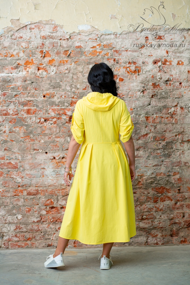 Летнее платье с капюшоном жёлтого цвета. Ткань хлопок с легким эффектом жатости. Модель имеет функциональные карманы. Отличный вариант для отдыха и вечерних прогулок

Состав ткани: желтый Хоппи 
78% хлопок, 18% полиэстер, 4% лайкра