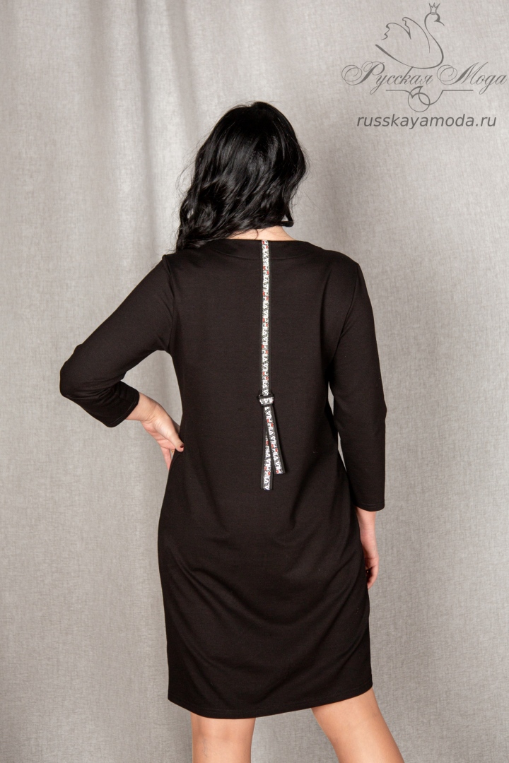 Стильное платье с аппликацией

Состав ткани: черный футер
95% хлопок, 5% лайкра